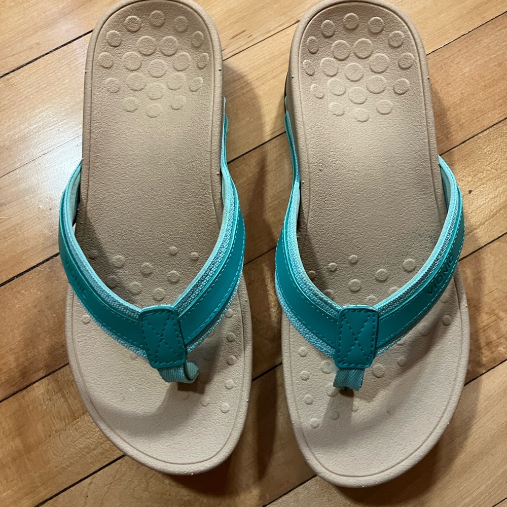Vionic High Tide Flip Flops size 6
